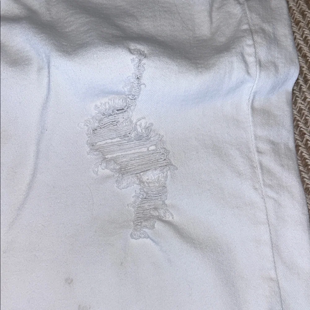 KanCan Distressed White BERMUDA SHORTS Size 9/28